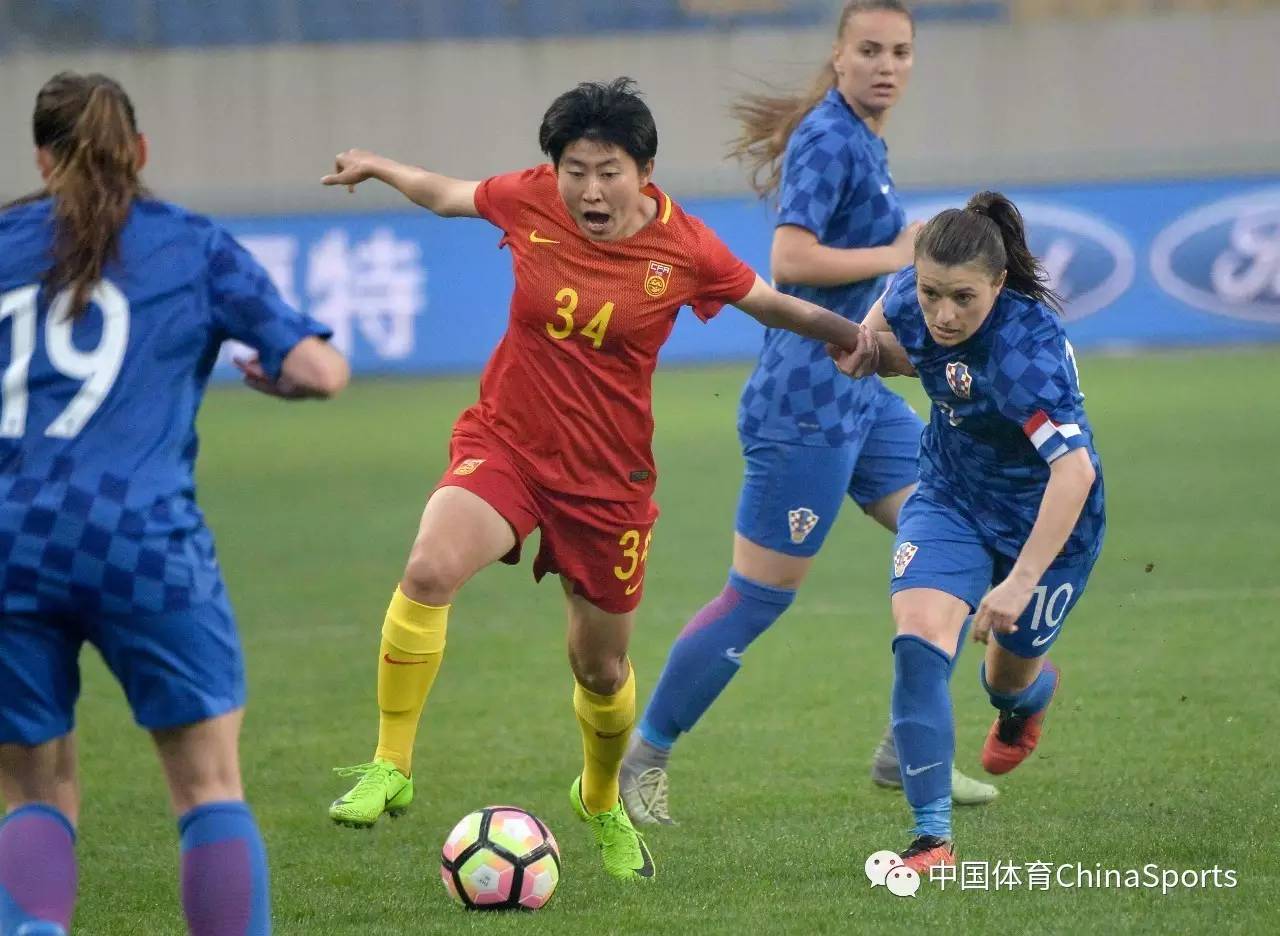 杨丽率领中国足球队实力抢眼比赛